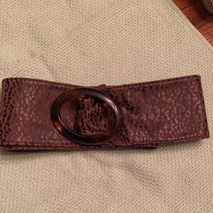 Stylish drk brn/blk 3” leather belt. Tortoise buckle
Faux suede lining, 36” l XC